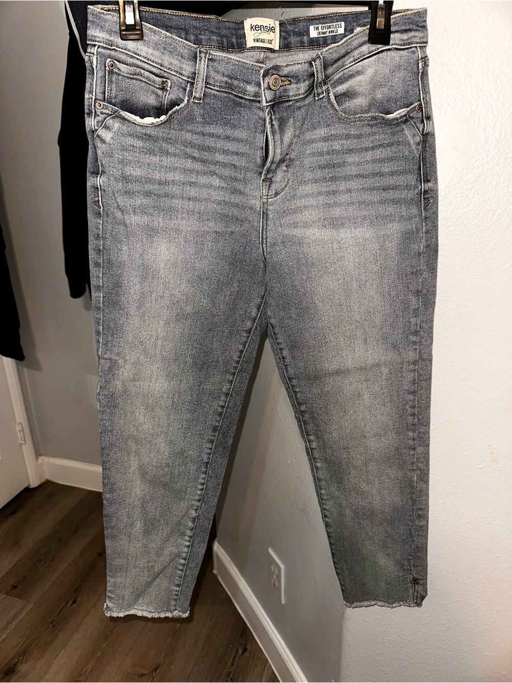 Kensie Gray Cropped Ankle Jeans with Frayed Hem